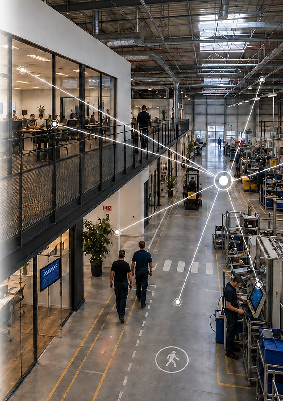 Technikteam in einer Produktions- und Bürohalle